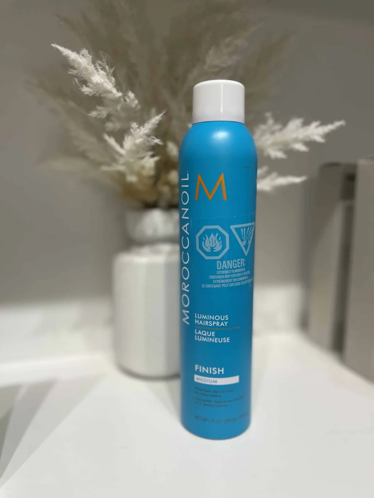 Moroccan Oil Luminous Hairspray Medium – A lightweight, medium-hold hairspray that adds shine and long-lasting control without stiffness, leaving hair soft and manageable. Infused with argan oil for added nourishment and smoothness